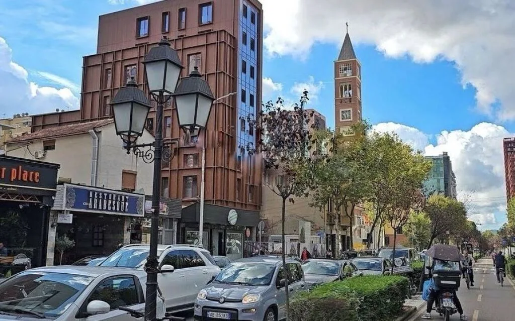 Shitet Ambient Komercial – Rruga e Kavajes 340,000 € 3