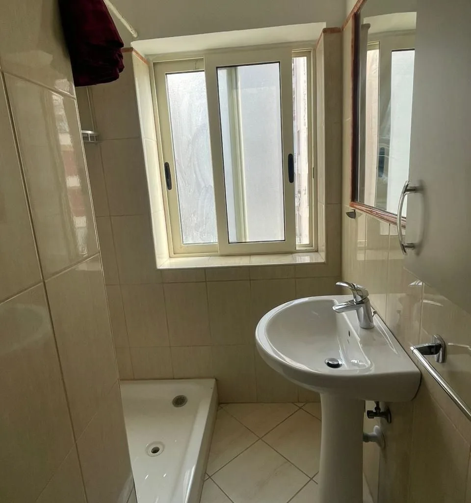 JEPET ME QERA GARSONIERE VOLLGA, DURRES 10