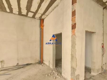 Ambient komercial në shitje – Liqeni i Thatë, Rruga e Ullishtës 2