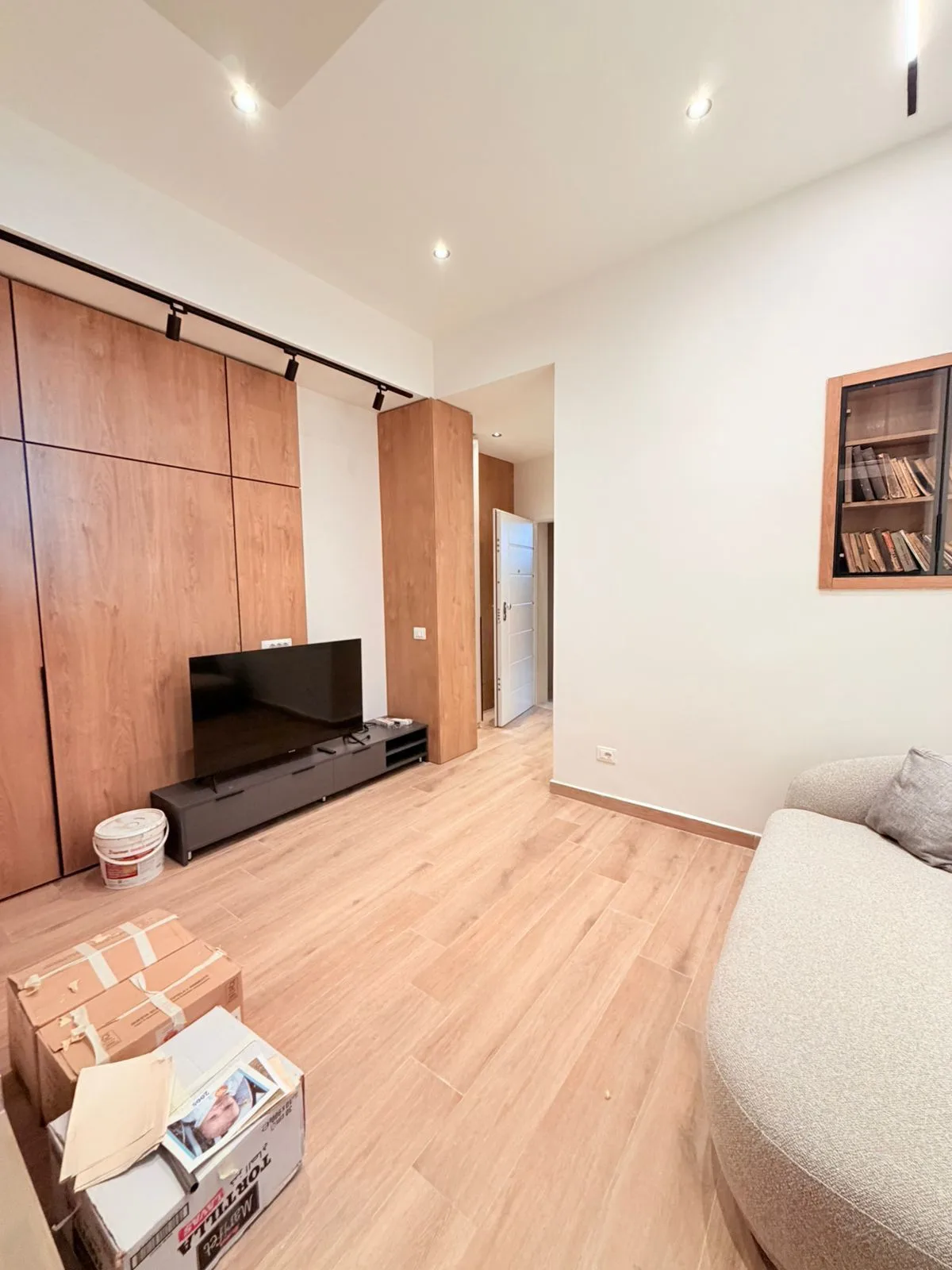 JEPET ME QERA GARSONIERE PRANVERA, DURRES 9