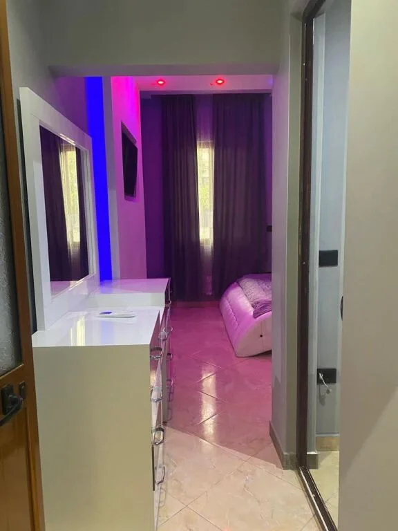 Jepet me qira apartament në shtëpi private – pranë shkollës “Sarina 2002”(tek treshi), Tiranë. 🏠 Tipologji: 3+1 📍 Kati: i parë Apartamenti është tërësisht i mobiluar dhe i pajisur me elektro-shtëpiake bashkëkohore, me klasë energjetike A++ / A+++. ✅ Çdo dhomë e pajisur me kondicioner ✅ Ambient i bollshëm dhe funksional ✅ I përshtatshëm për familje ose qëndrim afatgjatë 🔒 Ambjenti është i monitoruar me kamera sigurie nga jashtë 🚗 Oborr i bollshëm me portë automatike, parkim për 1–2 makina 💰 Çmimi: 450 € / muaj 🚘 Parkim i përfshirë 6