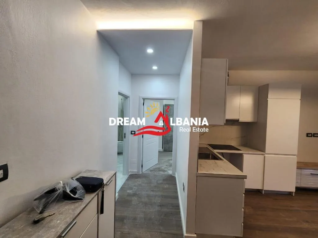 Shitet Apartament 1+1 tek Komuna e Parisit, prane Rrethrrotullimit 3