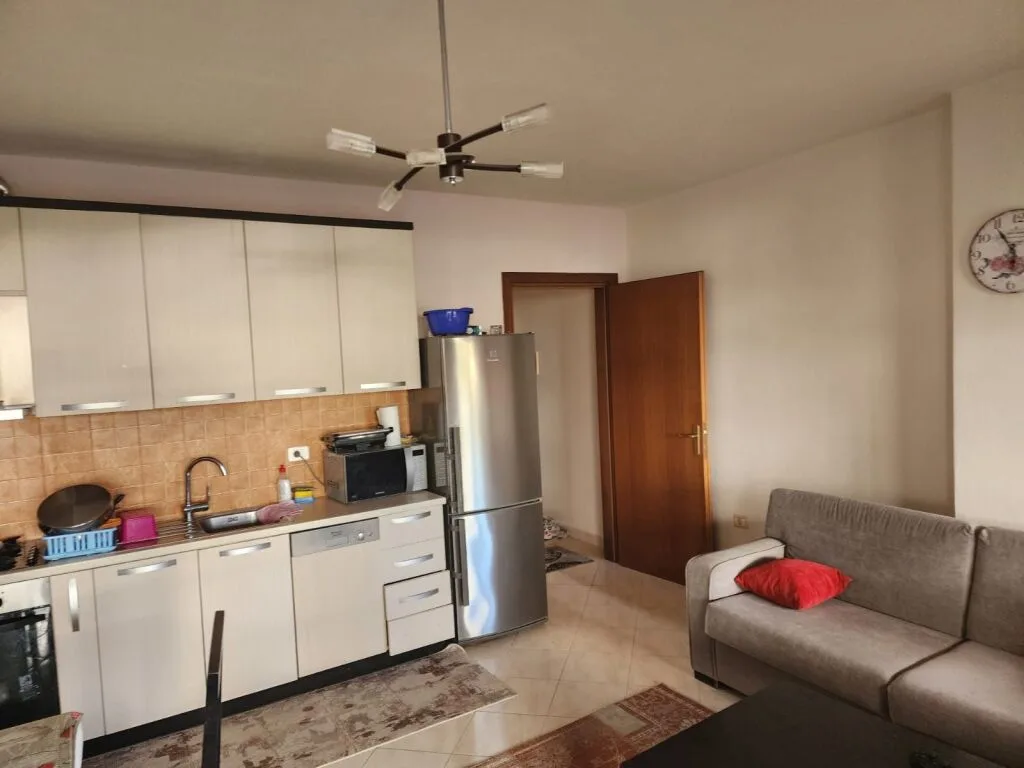 Shitet apartament me verane dhe 2 poste parkimi, shume prane detit 7