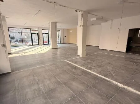 JEPET ME QERA AMBIENT BIZNESI STACIONI I PARE PLAZH, DURRES