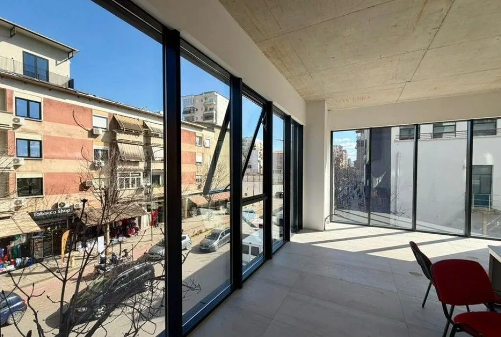 AMBIENT 250 METRA OPEN SPACE BUZE RRUGES BARRIKADAVE PER QIRA 5