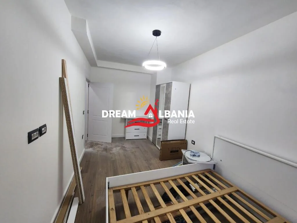 Shitet Apartament 1+1 tek Komuna e Parisit, prane Rrethrrotullimit 4