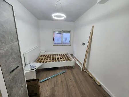 Shitet Apartament 1+1 tek Komuna e Parisit, prane Rrethrrotullimit 10