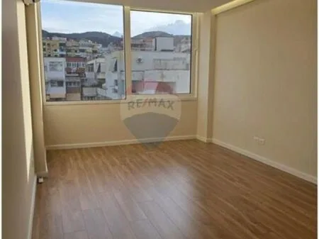 Shitet Apartament 1+1 tek Komuna e Parisit, prane Rrethrrotullimit 8
