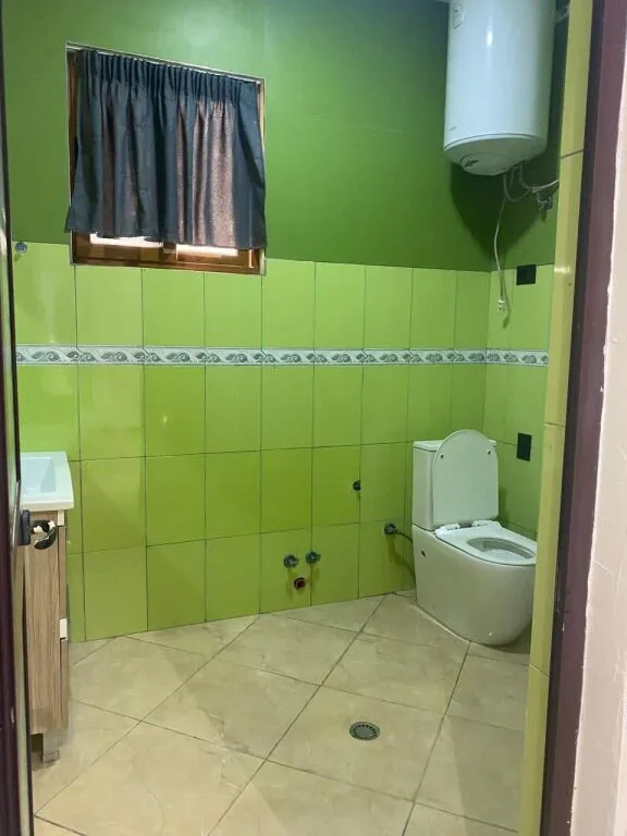 Jepet me qira apartament në shtëpi private – pranë shkollës “Sarina 2002”(tek treshi), Tiranë. 🏠 Tipologji: 3+1 📍 Kati: i parë Apartamenti është tërësisht i mobiluar dhe i pajisur me elektro-shtëpiake bashkëkohore, me klasë energjetike A++ / A+++. ✅ Çdo dhomë e pajisur me kondicioner ✅ Ambient i bollshëm dhe funksional ✅ I përshtatshëm për familje ose qëndrim afatgjatë 🔒 Ambjenti është i monitoruar me kamera sigurie nga jashtë 🚗 Oborr i bollshëm me portë automatike, parkim për 1–2 makina 💰 Çmimi: 450 € / muaj 🚘 Parkim i përfshirë 9