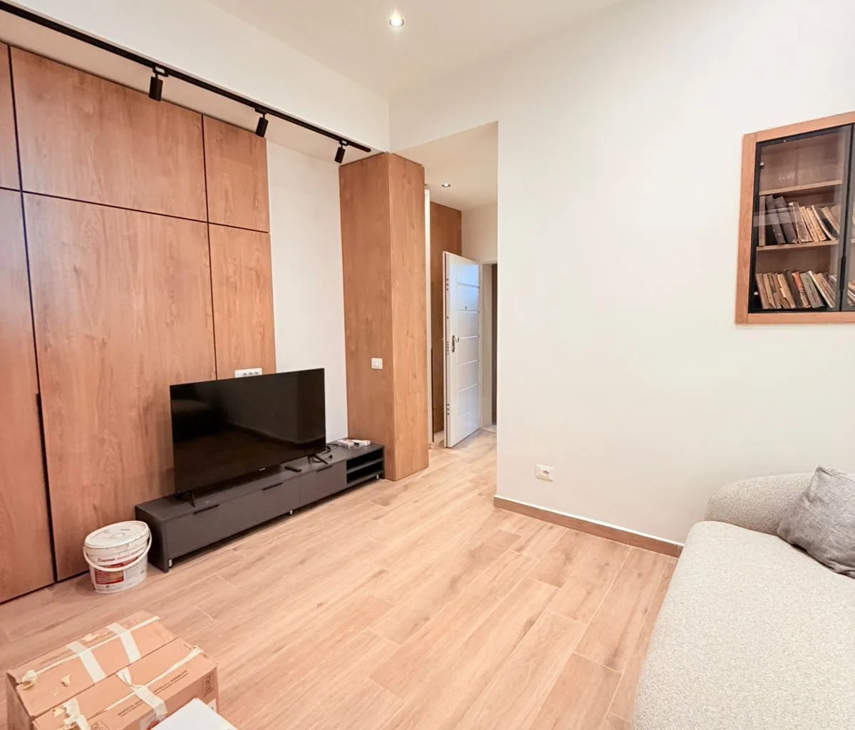 JEPET ME QERA GARSONIERE PRANVERA, DURRES