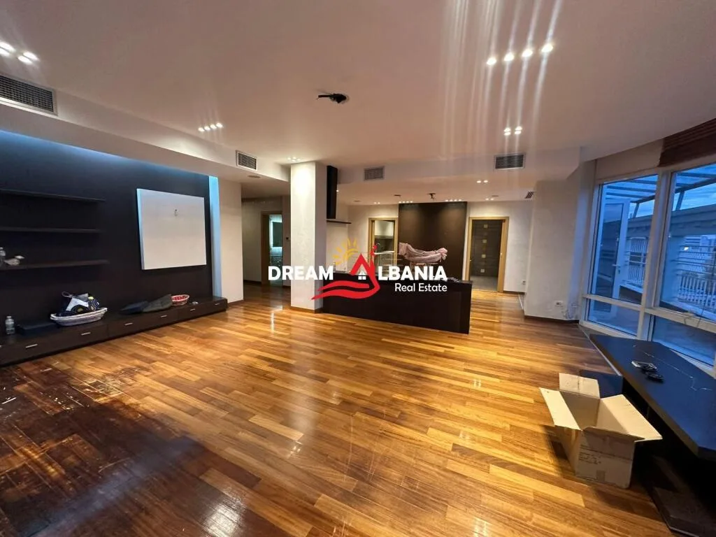 Ambient Zyre për Qira – Bulevardi “Dëshmorët e Kombit”, pranë Presidencës 5