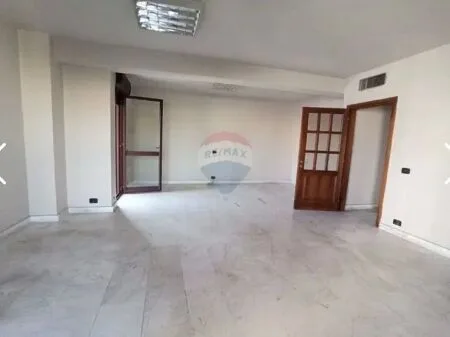 Zyrë me qera në zemër të Tiranës! 📍 Toptani – përballë Parlamentit 2