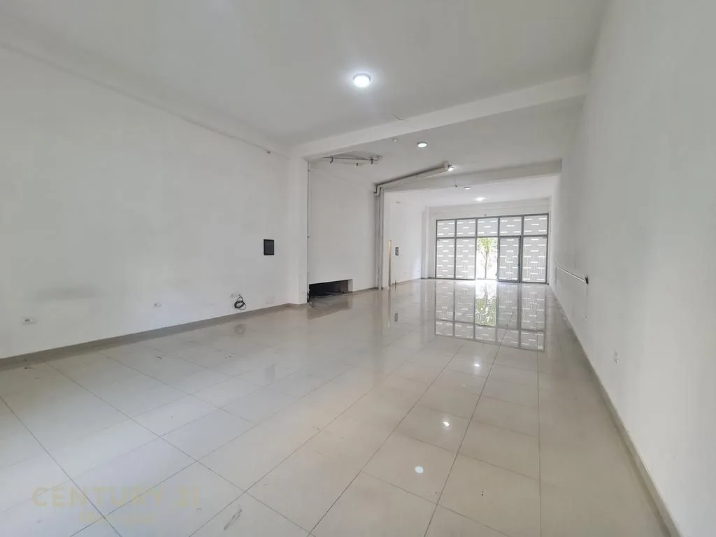 Jepet me Qira Njësi Shërbimi, pranë Rrugës Komuna e Parisit! 2