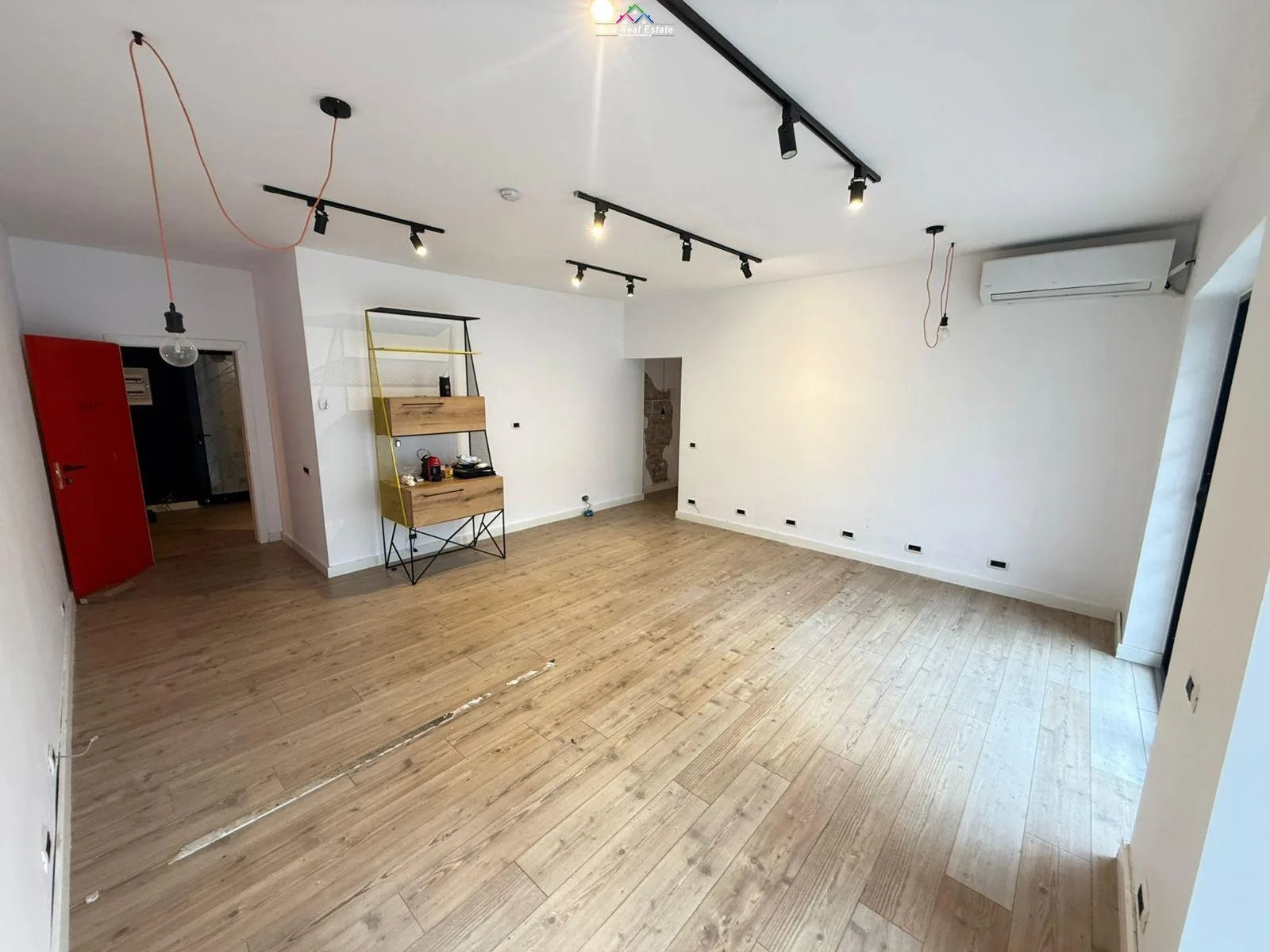 Tirane, jepet me qera zyre Kati 1, 109 m² 1.000 € (Rruga e Durresit) 2