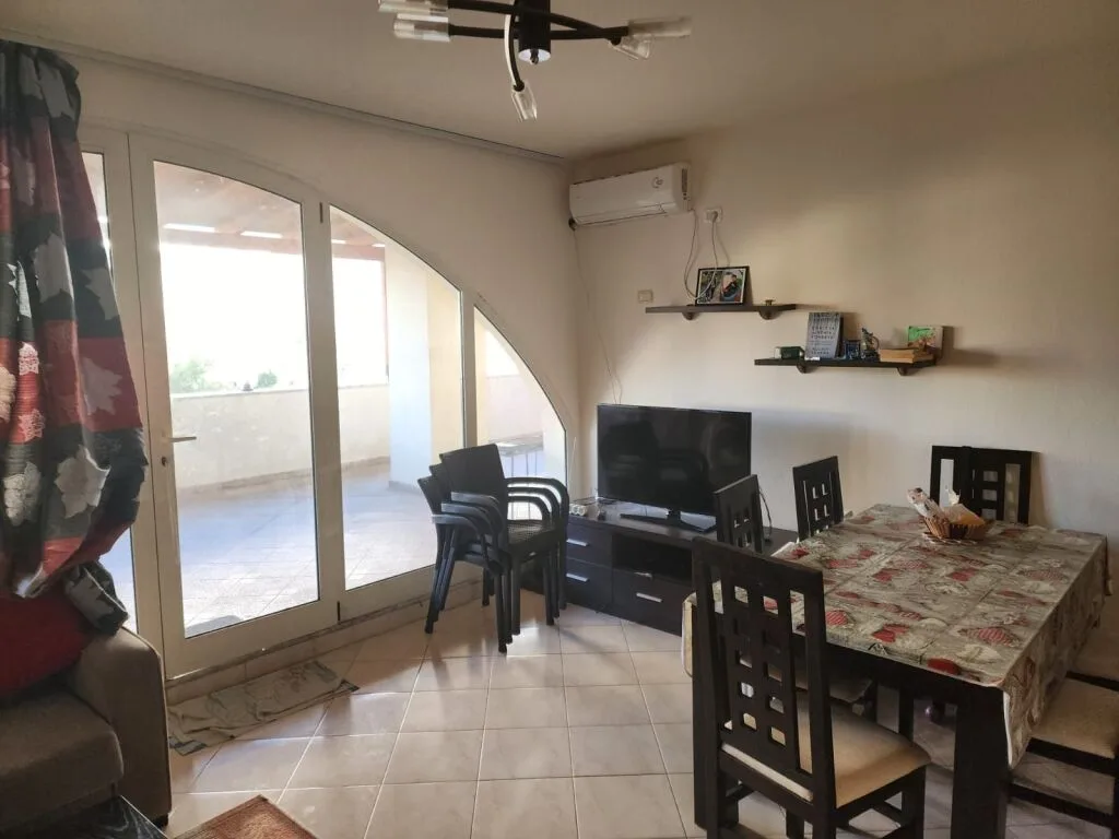 Shitet apartament me verane dhe 2 poste parkimi, shume prane detit 6