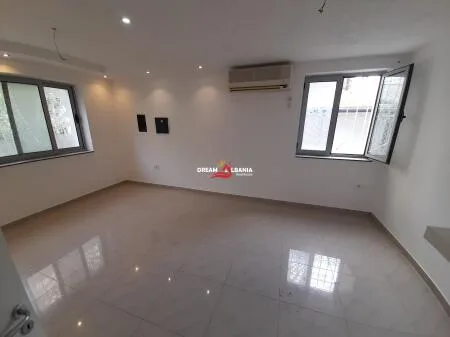 JEPET ZYRE 100 M2 ME QIRA TE RRUGA E BOGDANEVE 70.000 LEKE 10