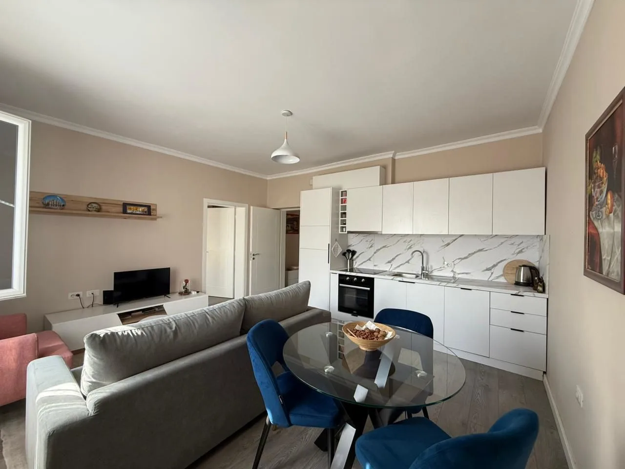 Japim me qira apartament 1+1 te Garda ne zonen e Bllokut 12