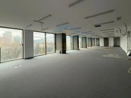 Qera, Ambient Open Space, Downtown One, Tiranë